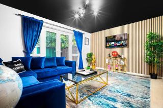 Stylish Manchester 4 Bed House with Garden - 4 Doubles Beds & 1 Single Bed - Sleeps 9 - Salford - FREE PARKING - SMART TVs in every bedroom - FREE NETFLIX - 6 min to City Centre, Close to Trafford Centre, Etihad Stadium, Manchester Arena, Clubs & more - 0