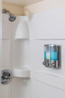 3BR 2BA Jacuzzi Putting Green Close to Airport - 6