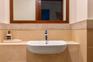 Private room in 3BR Ultra-Luxury-High-Rise Apartment next to BURJ KHALIFA, DUBAI MALL - 4