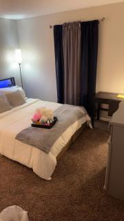 2x2 Comfy retreat close to airport - 6