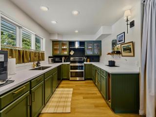 Ski & Tee Condo: A cozy mountain sport basecamp! - 2