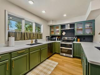 Ski & Tee Condo: A cozy mountain sport basecamp! - 1