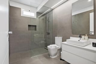 Modern Apartment Steps From Beach - 7