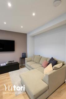 Modern, Central Windsor Retreat, Free Parking - 3