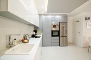 Ground floor in a residential development with a pool - 8