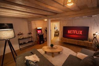 Gartenwohnung-Terrasse-3 Schlafzimmer-85ZollTV-Arcade - 1