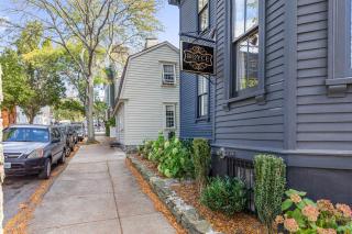 Luxury Inn in Downtown Newport - 1