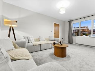 Spacious 3BR 3-Bath Modern Home Warrington - 8