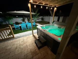 Chic downtown gem - the coconut hut - 2