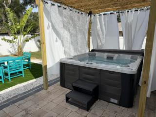 Chic downtown gem - the coconut hut - 3