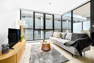 Kira - Stylish City-Edge Apartment with Parking - 0