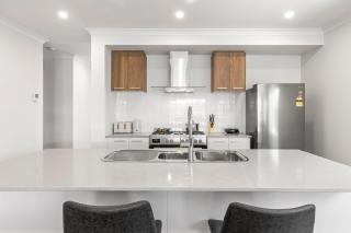 Chic New BBQ Bright Aircon WiFi Laundry Airport - 3