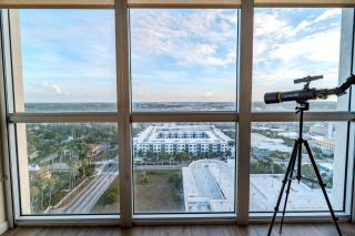 Skyline Serenity City Views, Pool, Hot Tub & Gym - 5
