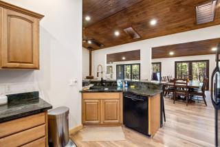 Stylish Lodge Fire Pit Hot Tub & Forest Views - 2