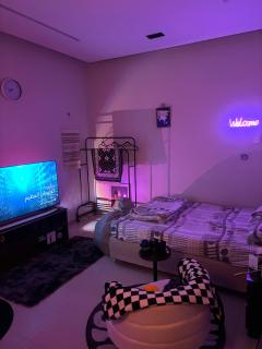 استوديو مميز بأثاث مريح - 4