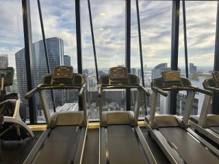 Modern Collins St Gem City Views - 4