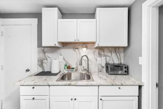 Elegant 1BR Workspace Near Parks and Summit Lake - 3