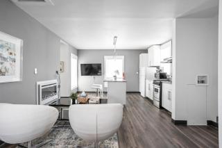 New Castle Getaway with Fireplace Garage & Near Attractions-Family Friendly - 0