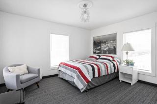 New Castle Getaway with Fireplace Garage & Near Attractions-Family Friendly - 1