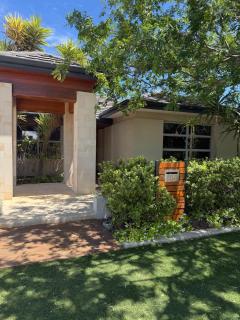 15 Luxury Exec Living Outdoor Oasis 4BR & Parking - 0