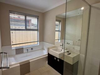 15 Luxury Exec Living Outdoor Oasis 4BR & Parking - 6