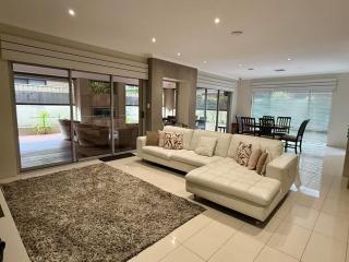 15 Luxury Exec Living Outdoor Oasis 4BR & Parking - 9