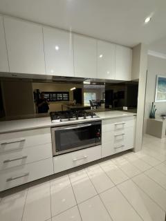 15 Luxury Exec Living Outdoor Oasis 4BR & Parking - 5