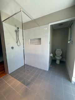 15 Luxury Exec Living Outdoor Oasis 4BR & Parking - 1