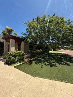 15 Luxury Exec Living Outdoor Oasis 4BR & Parking - 4