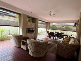 15 Luxury Exec Living Outdoor Oasis 4BR & Parking - 7