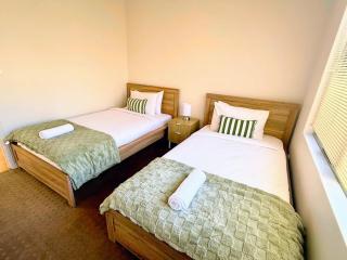 2 Executive Coastal Stay Modern 4BR Near the Shore - 8