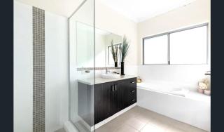 2 Executive Coastal Stay Modern 4BR Near the Shore - 3