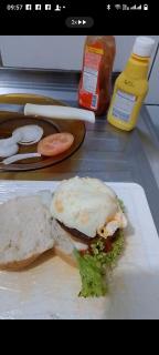 é só um quarto com cama e guarda roupa e rede extra - 3