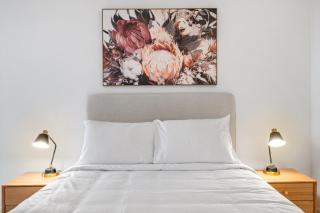 Stylish Two-Bed Retreat in Central Melbourne - 4