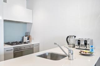 Stylish Two-Bed Retreat in Central Melbourne - 2