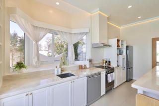 Alesea Baroro, La Union, Private Modern Villa with Pool, Jacuzzi, Beachfront View - 3