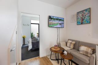 CBD Apartment for Work & Play - Walk to Everything - 3