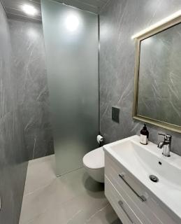 Luminous Modern Apartment King Bed & High-Speed Wi-Fi - 6