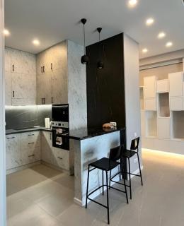 Luminous Modern Apartment King Bed & High-Speed Wi-Fi - 2