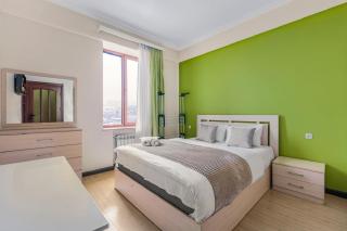 Sunny 2 Bedroom Apartment with Balcony near Opera House - 0