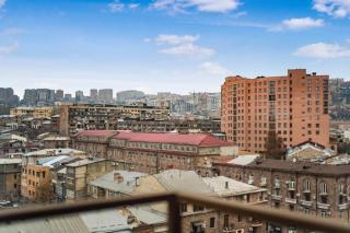 Sunny 2 Bedroom Apartment with Balcony near Opera House - 2