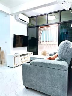 Charming Bangkok Apartment with City Views - 7