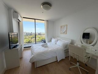 Spacious 3BR Waterfront Apt Pool Gym Free Parking - Sydney - 6