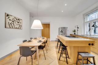Spacious Stylish Apartment in City Centre - 4