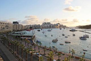 Urban Gem - Stylish Apartment in Msida-Gzira - 2