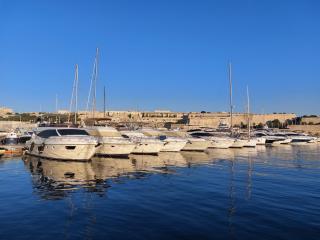 Urban Gem - Stylish Apartment in Msida-Gzira - 1