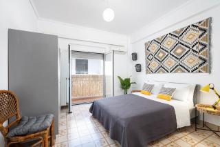 Massive 4BR Retro Apartment - 3 min Walk to Beach - 9