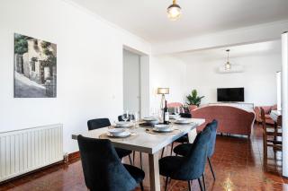 Massive 4BR Retro Apartment - 3 min Walk to Beach - 7