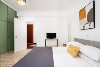 Massive 4BR Retro Apartment - 3 min Walk to Beach - 5