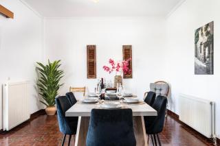 Massive 4BR Retro Apartment - 3 min Walk to Beach - 4